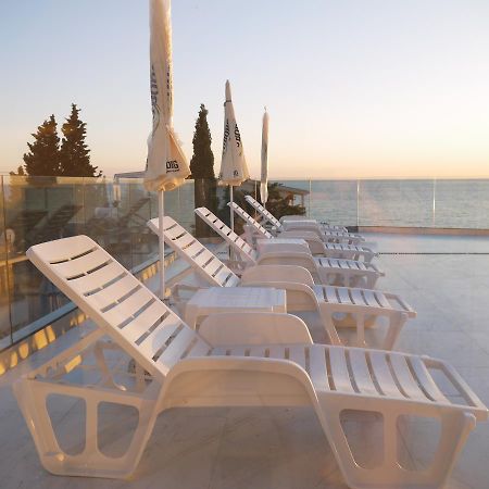 Crystalsky Apartment Добра вода Екстериор снимка