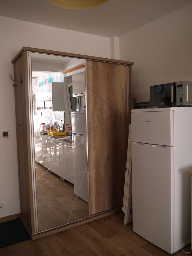 Crystalsky Apartment Добра вода Екстериор снимка