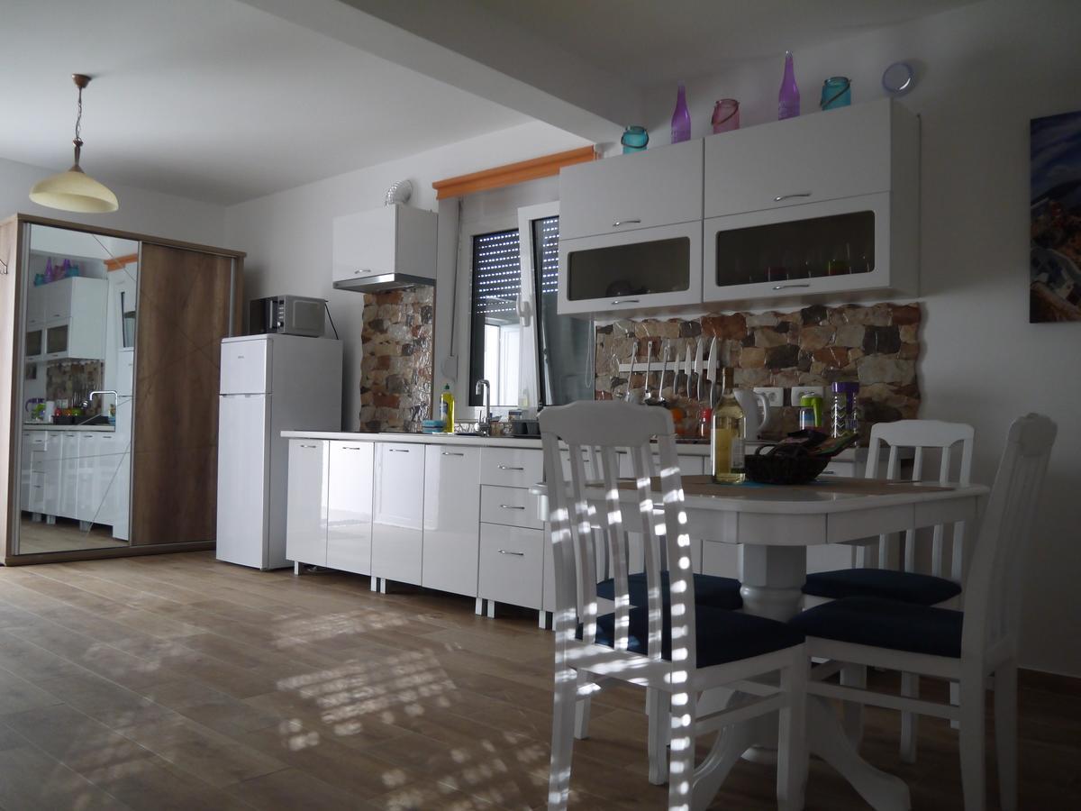 Crystalsky Apartment Добра вода Екстериор снимка