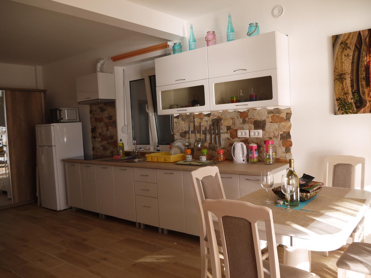 Crystalsky Apartment Добра вода Екстериор снимка