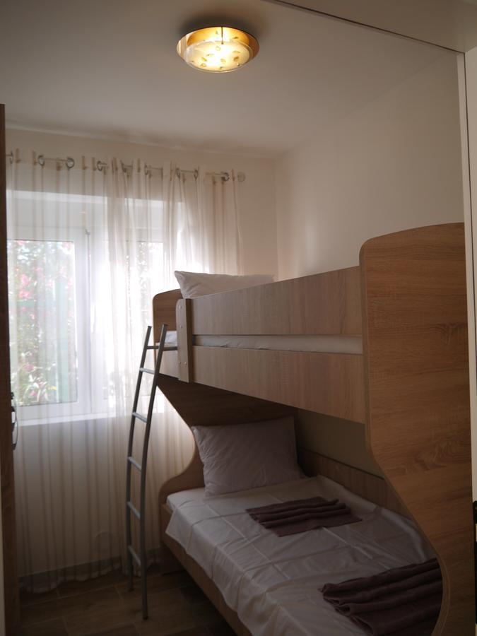 Crystalsky Apartment Добра вода Екстериор снимка