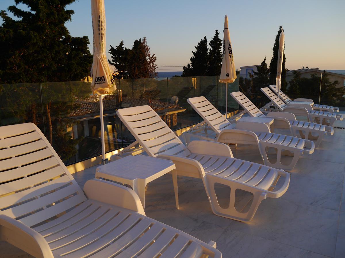 Crystalsky Apartment Добра вода Екстериор снимка