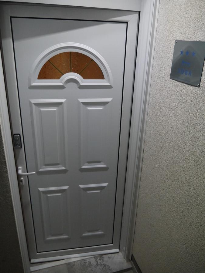 Crystalsky Apartment Добра вода Екстериор снимка